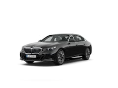 BMW 5-serie - 530e sedan M Sportpakket | Panoramadak | 20 inch velgen | Driving Assitant Professional |