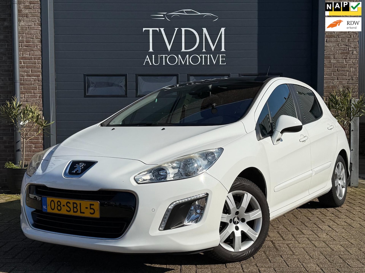 Peugeot 308 - 1.6 VTi Première Navi, Pano, Climate, Parkeersensoren achter - AutoWereld.nl