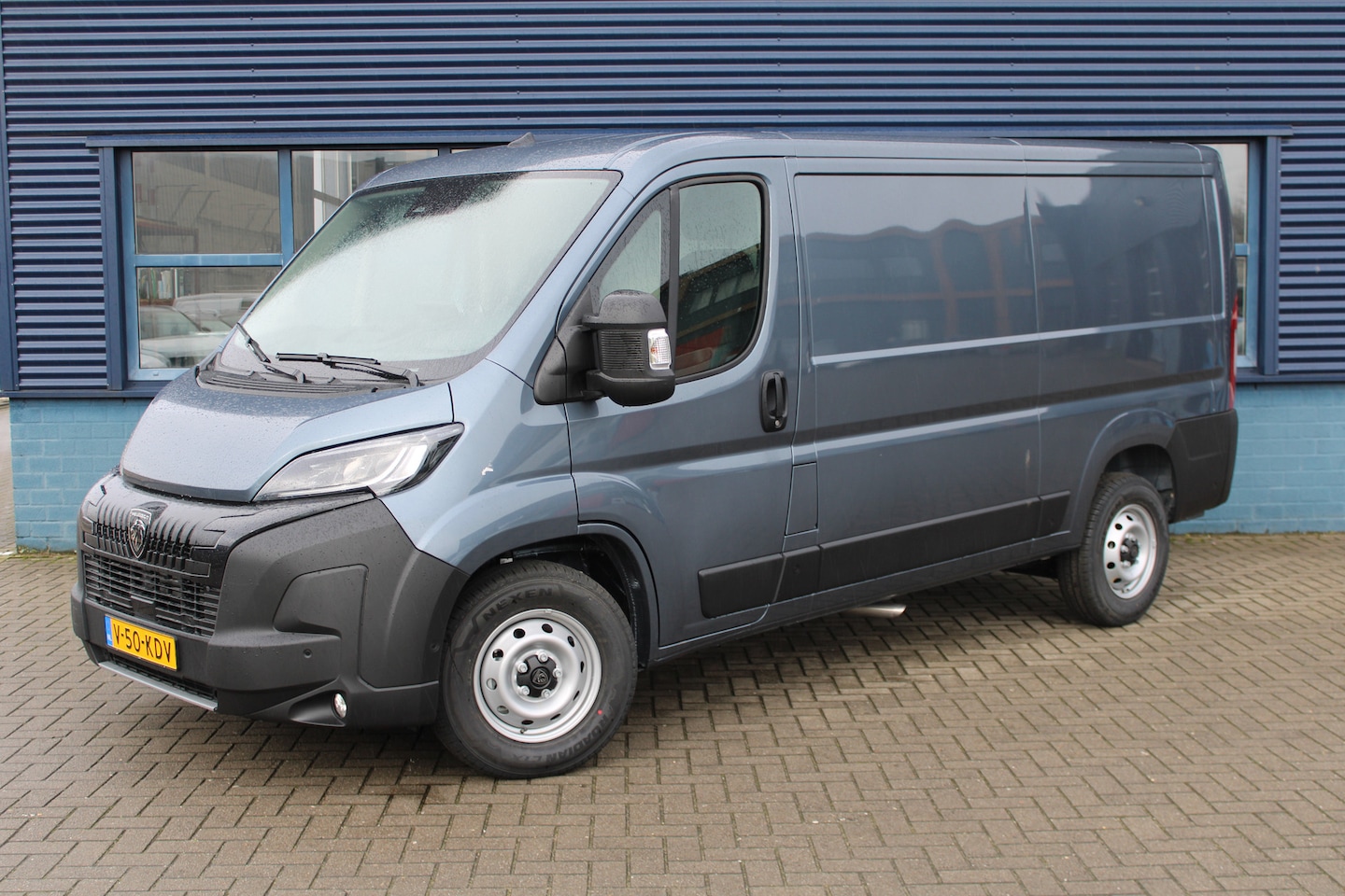 Peugeot Boxer - 2.2 BLUEHDI 140PK L2H1 3.5T AUTOMAAT / NAVI / LED / PDC / CAMERA / BLUETOOTH / CRUISECONTR - AutoWereld.nl