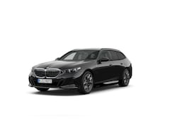 BMW 5-serie Touring - 530e M-sport M Sportpakket | Achteruitrijcamera | Trekhaak | Driving Assistant Plus | Priv