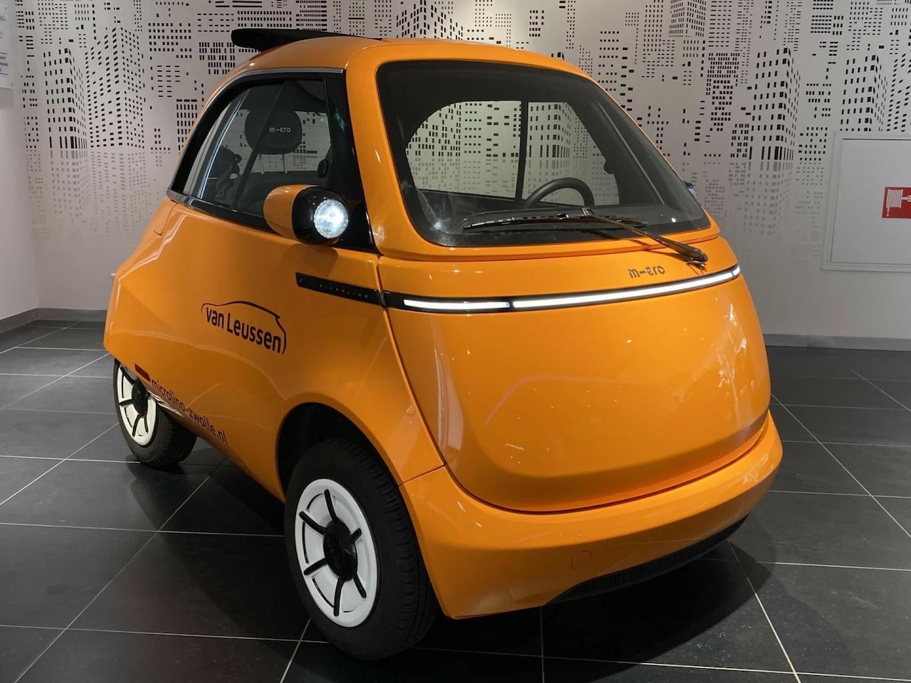 Micro Microlino - COMPETIZIONE 10.5 kWh 100% ELEKTRISCH UNIEK EYECATCHER ZONNEDAK 177KM RIJBEREIK - AutoWereld.nl