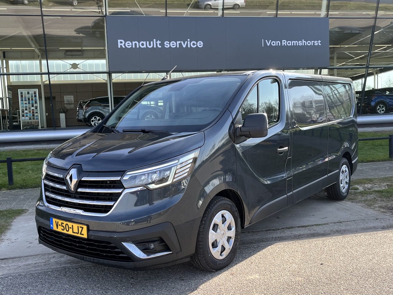 Renault Trafic E-Tech - T29 L2H1 Advance 52 kWh 123 PK / Prijs EX. BTW / Camera / PDC 360' / Stoelverw. / Keyless - AutoWereld.nl