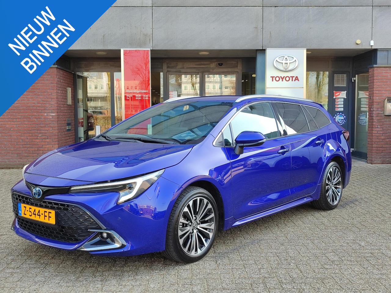 Toyota Corolla Touring Sports - Hybrid 140 DYNAMIC LED KEYLESS STOELVERW EL-ACHTERKLEP BLIND SPOT 17'' LM-VELGEN LED NAVI - AutoWereld.nl