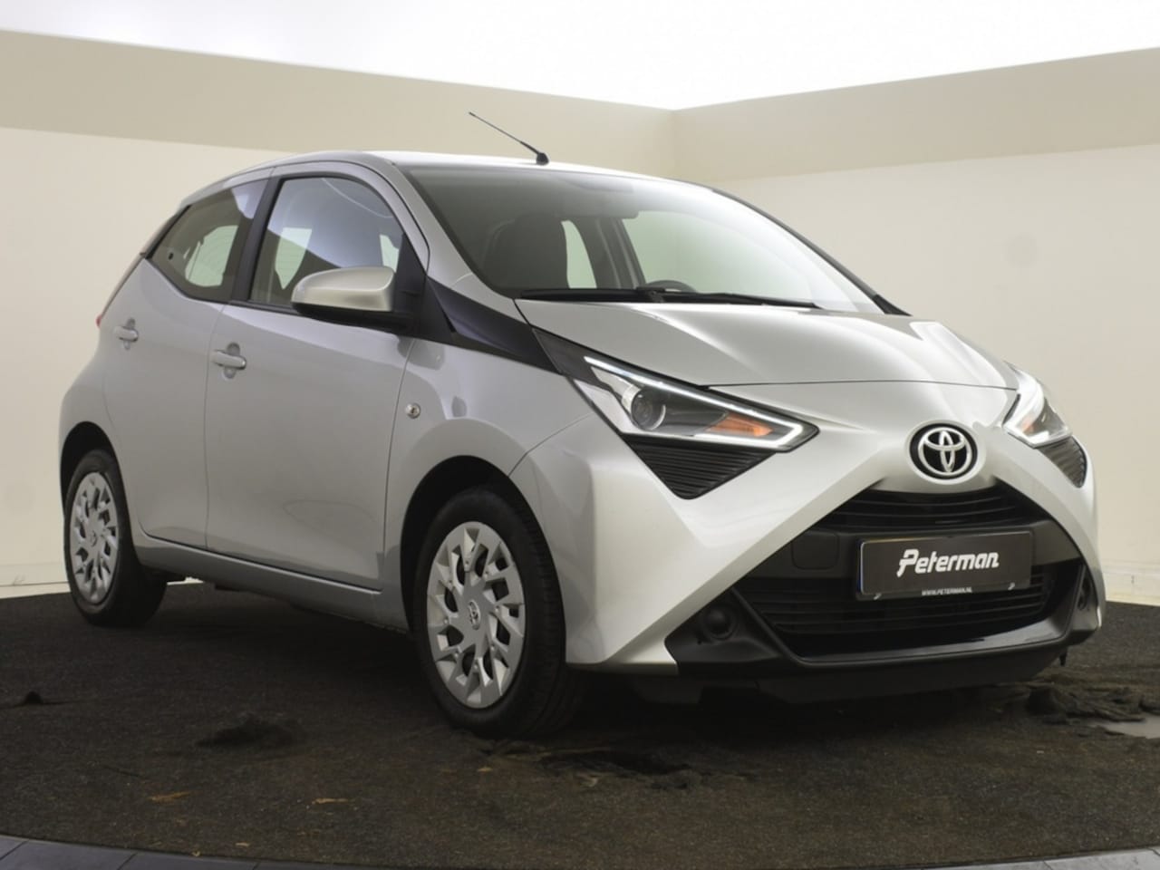 Toyota Aygo - | Private lease vanaf € 309,- 1.0 VVT-i x-play | Camera - AutoWereld.nl