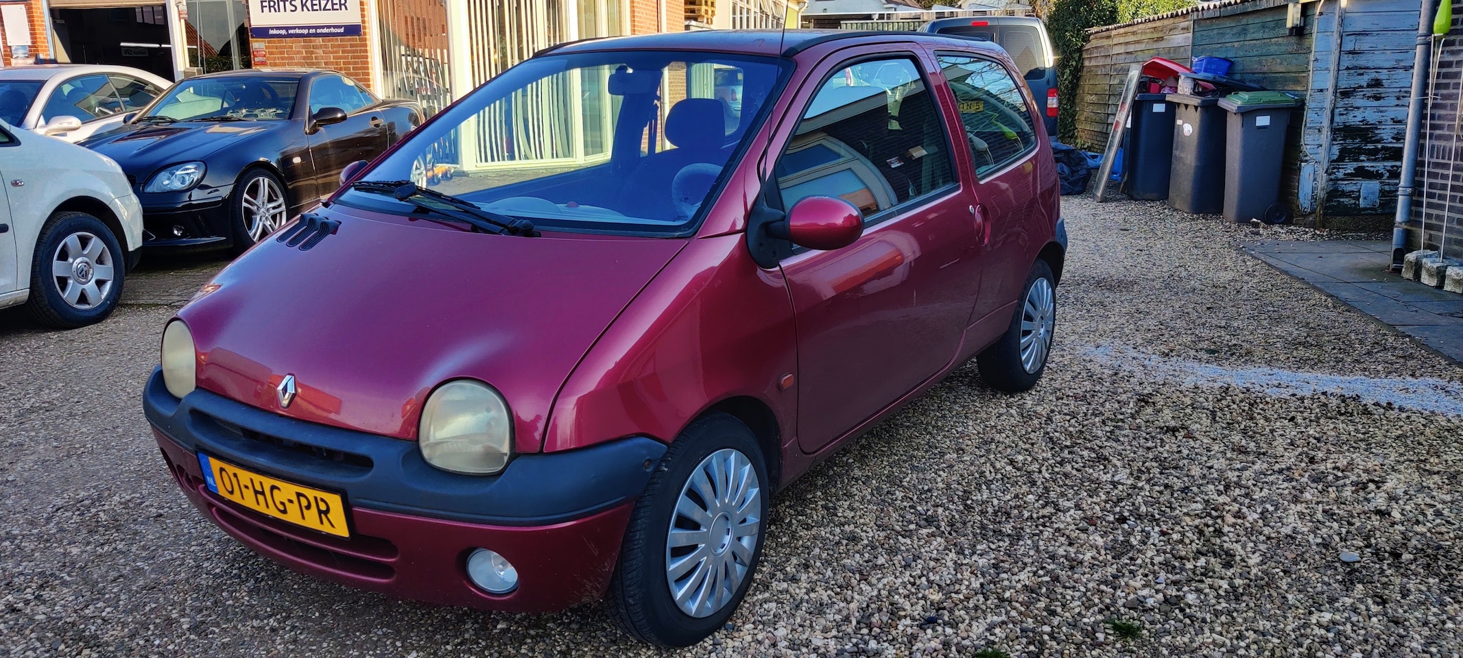 Renault Twingo - 1.2 Cinétic Airco, donkerrode bekleding. - AutoWereld.nl