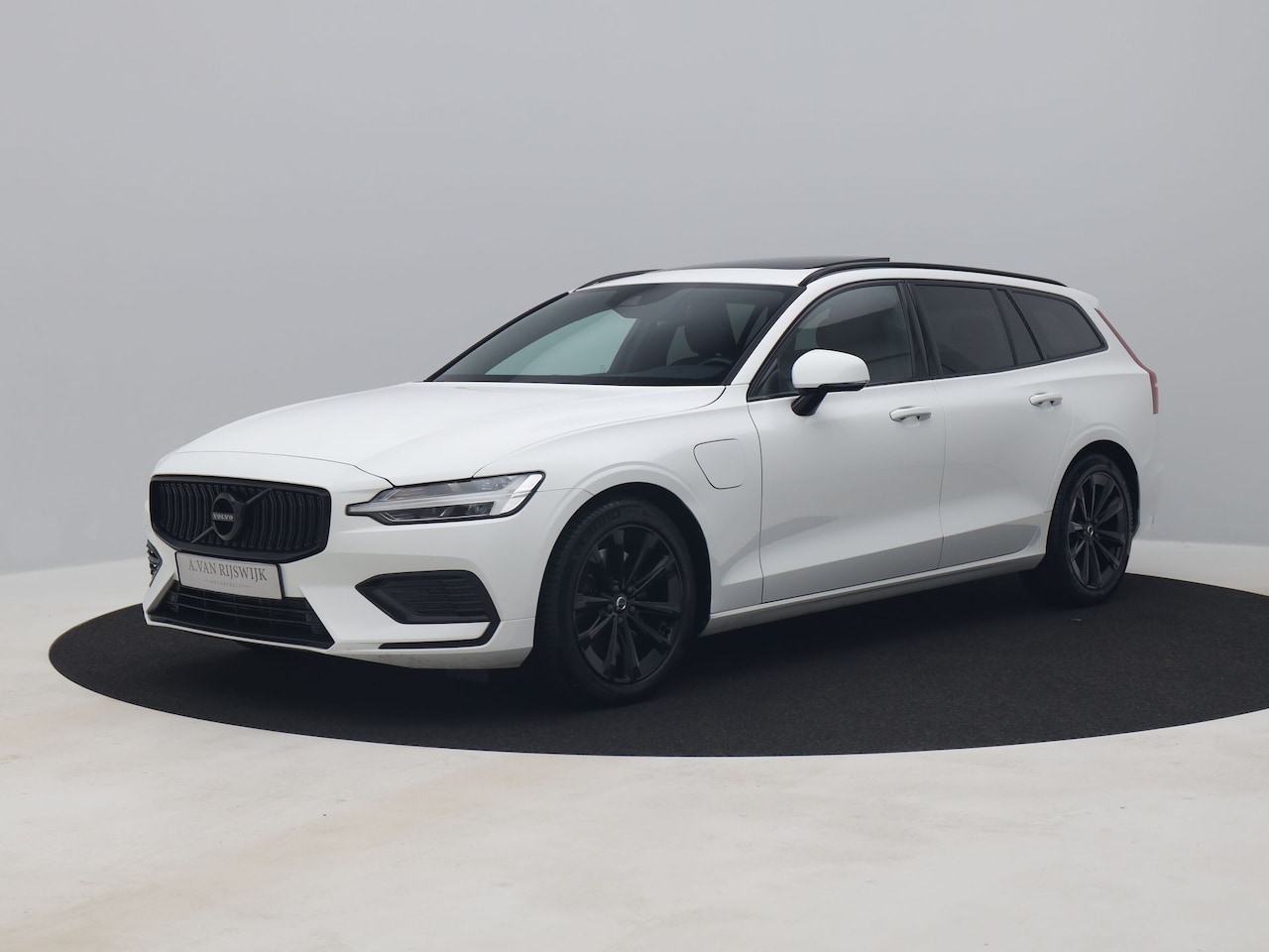 Volvo V60 - 2.0 T6 Recharge AWD Business Pro | BLACK | PANO | CAMERA | KEYLESS - AutoWereld.nl