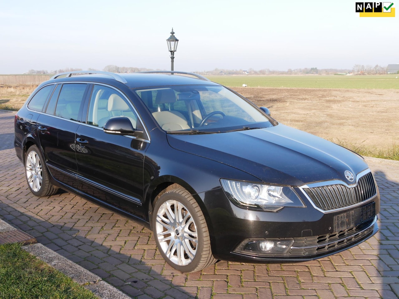 Skoda Superb Combi - 2.0 TDI Elegance AUT LED HI-FI - AutoWereld.nl