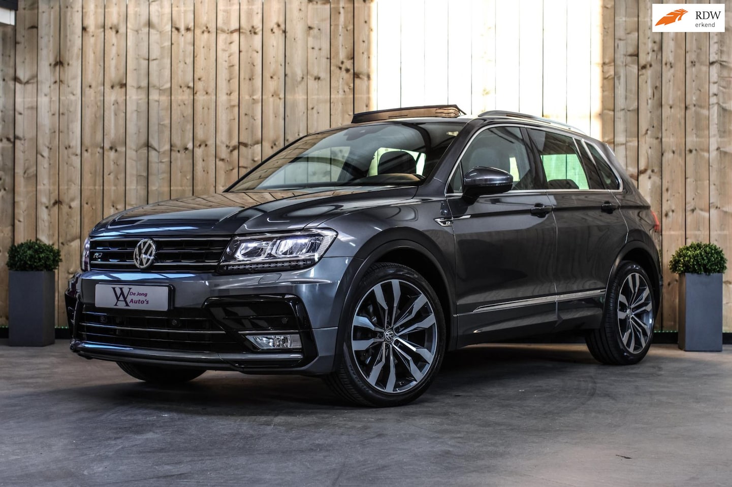 Volkswagen Tiguan - 2.0 TSI 4Motion 3x R-Line *Pano*Leder*Memory*Trekhaak*Led* - AutoWereld.nl