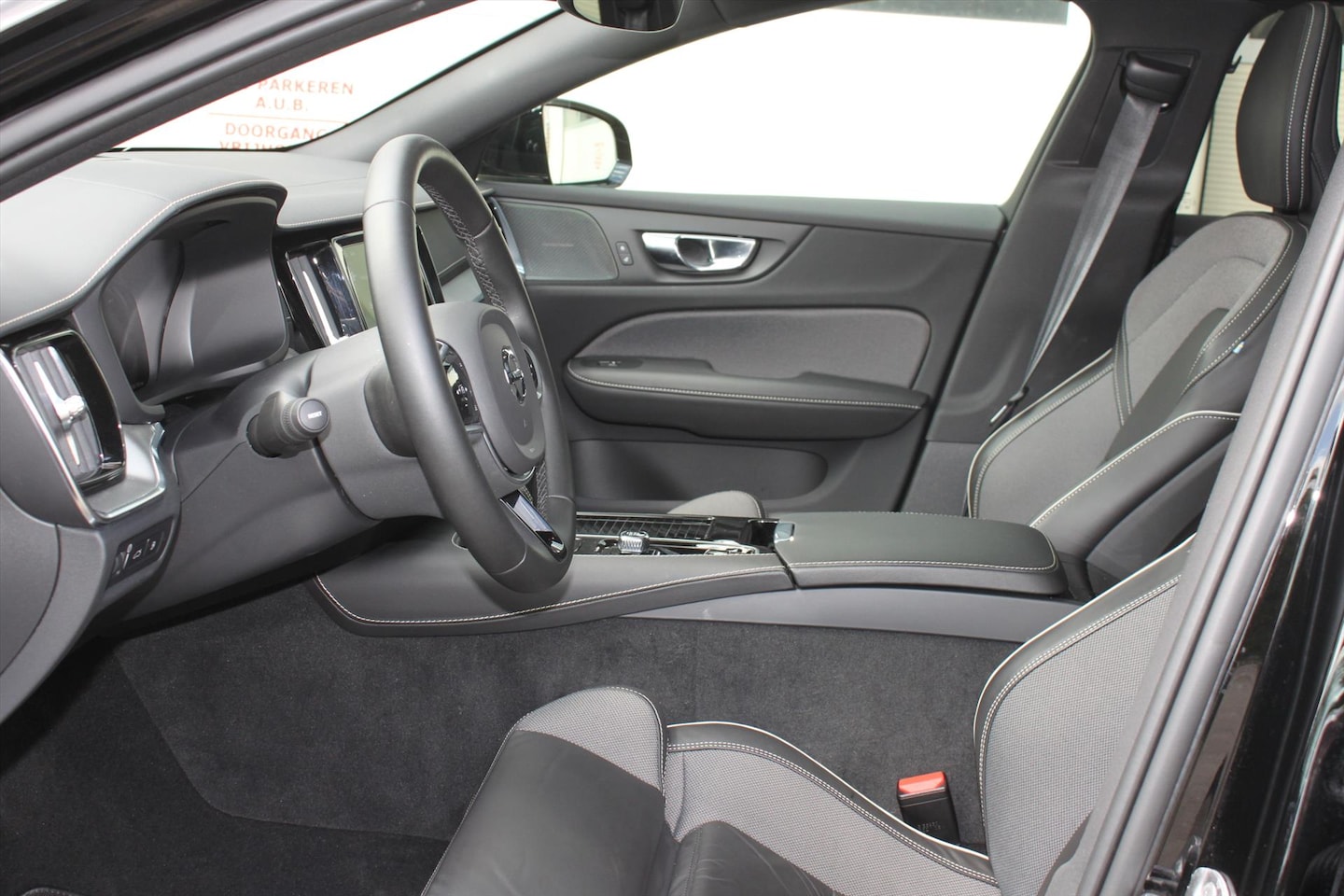 Volvo V60 - T6 Twin Engine 340pk AWD Geartronic R-Design / Panoramadak