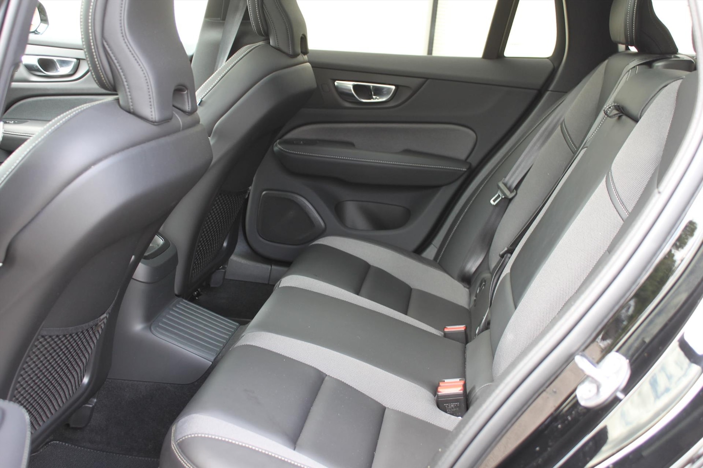 Volvo V60 - T6 Twin Engine 340pk AWD Geartronic R-Design / Panoramadak