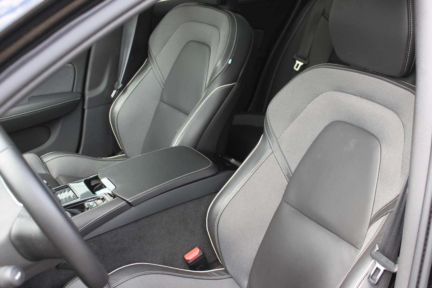 Volvo V60 - T6 Twin Engine 340pk AWD Geartronic R-Design / Panoramadak