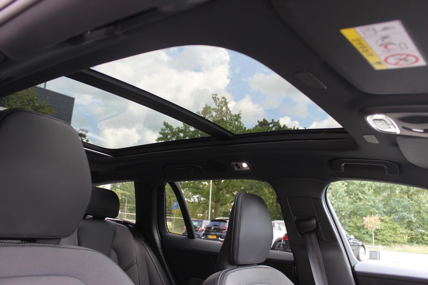Volvo V60 - T6 Twin Engine 340pk AWD Geartronic R-Design / Panoramadak