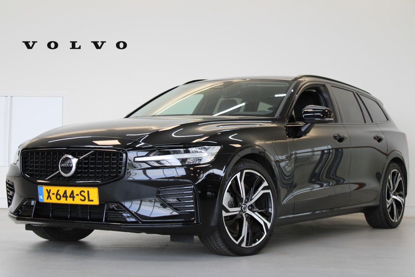 Volvo V60 - T6 350PK AWD Plus Dark | Keyless Entry | 19'' | Getint Glas | Achterb verw - AutoWereld.nl