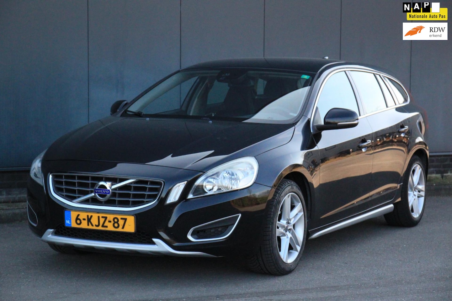 Volvo V60 - 1.6 T3 MomentumNavigatie/Parkeersensor/Styling pakket/Trekhaak afneembaar - AutoWereld.nl