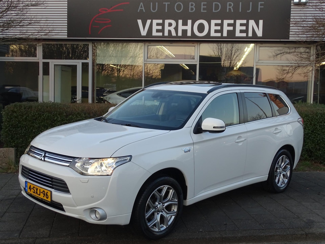 Mitsubishi Outlander - 2.0 PHEV Instyle+ - PANORAMADAK - CLIMATE CONTROL - NAVIGATIE - LANE ASSIST - STOELVERWARM - AutoWereld.nl