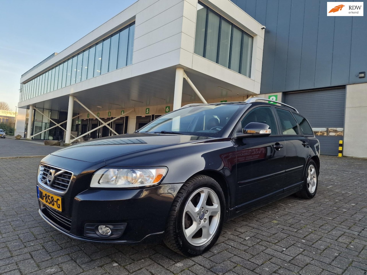 Volvo V50 - 1.6 D2 S/S R-Design Pro NAVI LEDER PSENSOR CRUISE TREKHAAK 2 X SLEUTELS - AutoWereld.nl