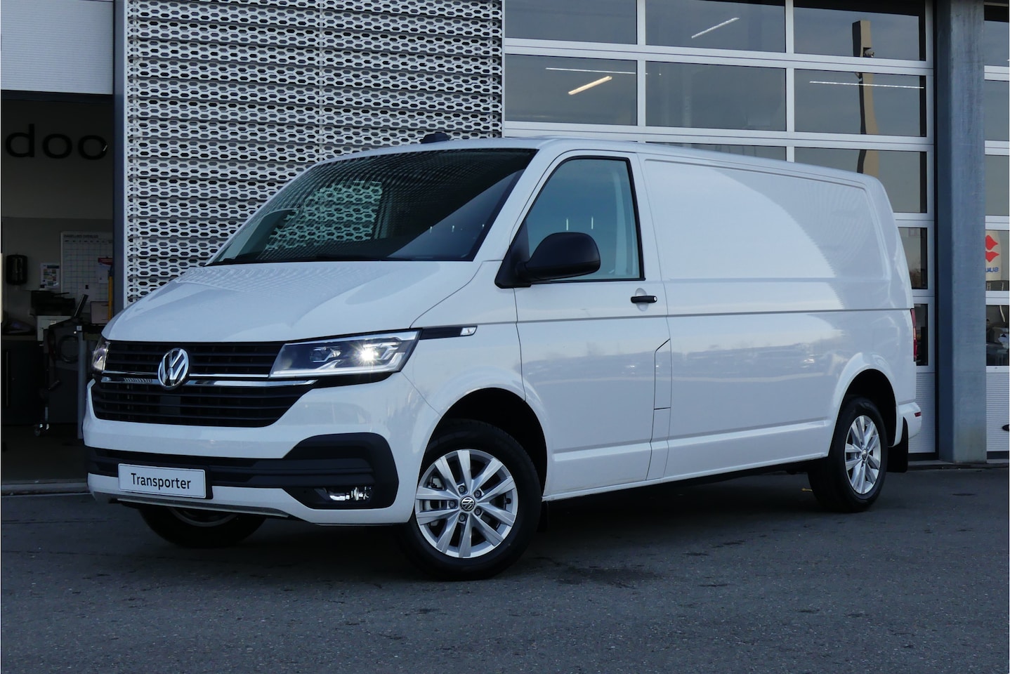 Volkswagen Transporter - | DSG 150pk | Led | Adaptive Cruise | Navi By App | Camera | Standkachel | Trekhaak - AutoWereld.nl