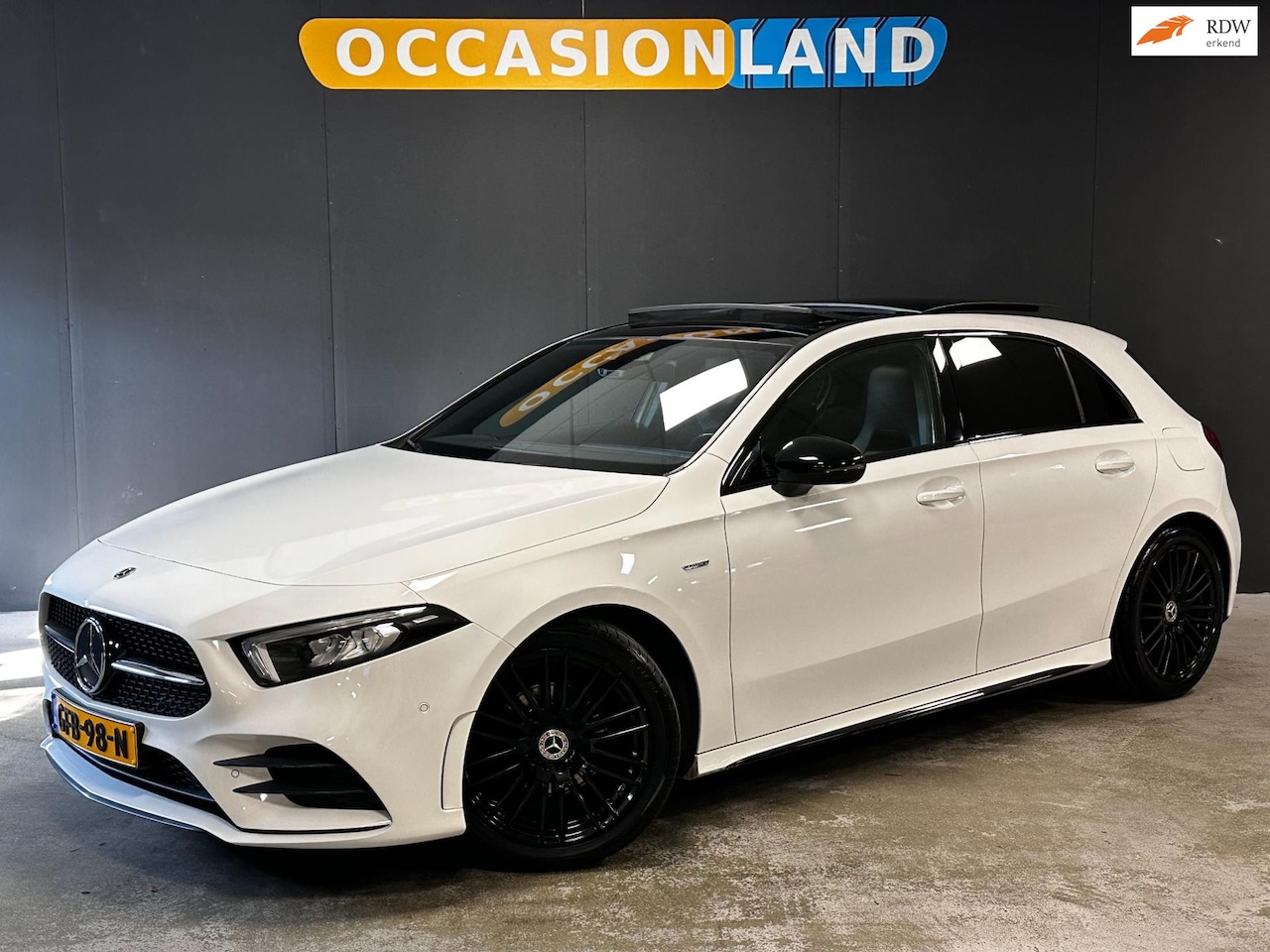 Mercedes-Benz A-klasse - 180 AMG Night pakket |PANO|CARPL|SFEERV|STOELV! - AutoWereld.nl