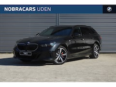 BMW 5-serie Touring - 530e M Sport Automaat / Panoramadak / Trekhaak / Adaptieve LED / Comfort Access / Stoelven