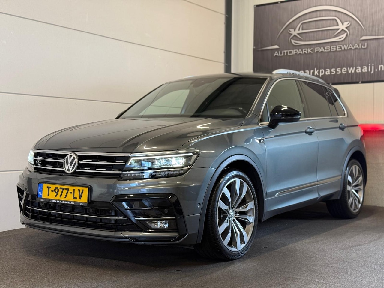 Volkswagen Tiguan - 2.0 TSI 4Motion 3x R-Line Pano, Virtual Cockpit, Apple Carplay, ACC, Stoelverwarming, LED, - AutoWereld.nl