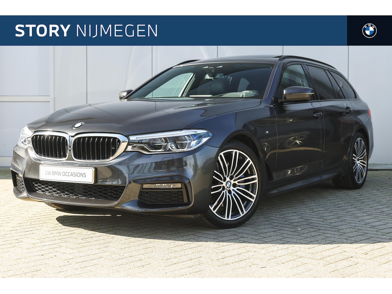 BMW 5-serie Touring - 530i xDrive High Executive M Sport Automaat / Panoramadak / Trekhaak / Sportstoelen / Stoe - AutoWereld.nl