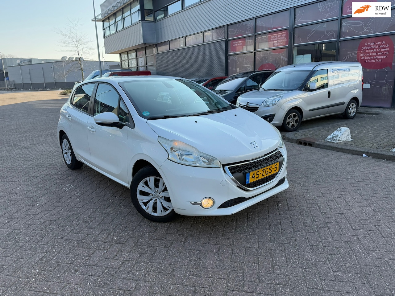 Peugeot 208 - 1.2 VTi Envy NEW APK CLIMA Volledig onderhouden - AutoWereld.nl