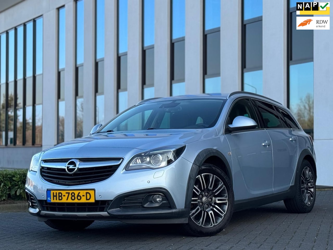 Opel Insignia Sports Tourer - 1.6 CDTI EcoFLEX Business+, leder, trekhaak, vele opties - AutoWereld.nl