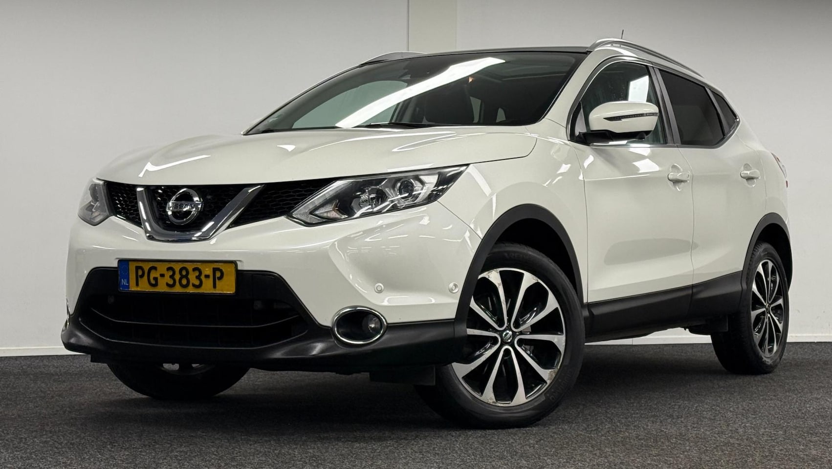 Nissan Qashqai - 1.5 dCi Tekna +DealerOh*Panodak*Trekhaak*Leder*Navi*Camera - AutoWereld.nl