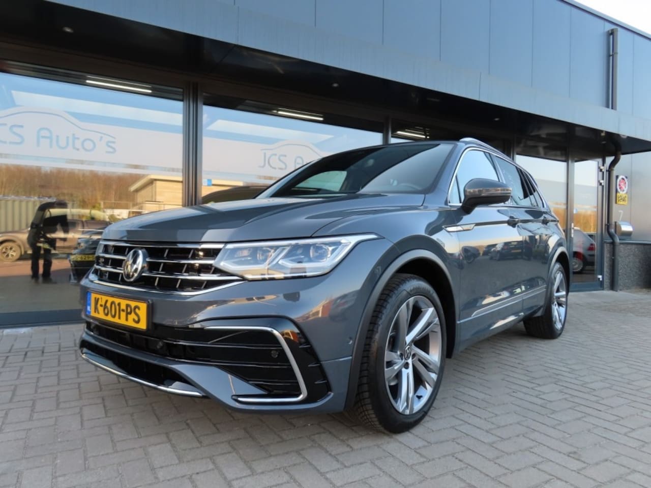 Volkswagen Tiguan - 1.5 TSI DSG R-LINE BNS+ Led Trekhaak 2021 - AutoWereld.nl