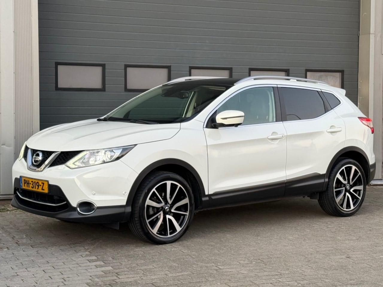 Nissan Qashqai - 1.5 DCI 110PK Tekna+ Navi Camera Pano Trekhaak Keurige auto! - AutoWereld.nl