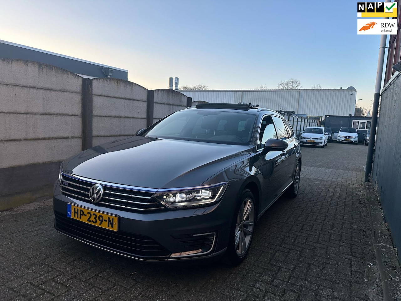 Volkswagen Passat Variant - 1.4 TSI GTE Highline PANO/ DIGI DASH/ CAMERA! - AutoWereld.nl