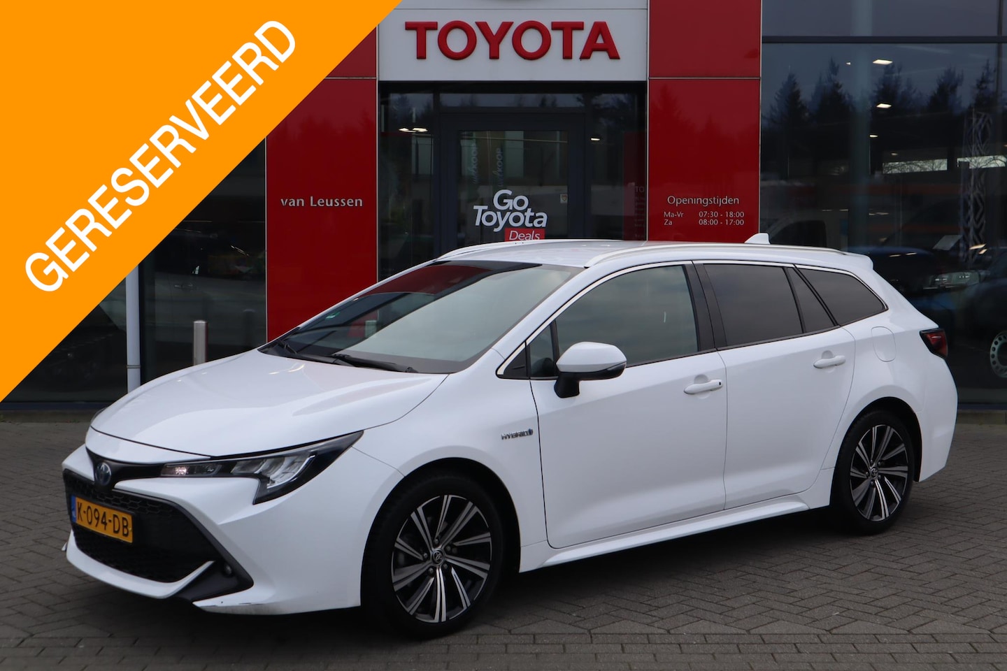 Toyota Corolla Touring Sports - 1.8 HYBRID BUSINESS PLUS APPLE/ANDROID KEYLESS PRIVACY-GLASS REGENSENSOR 17"LMV CAMERA AD- - AutoWereld.nl