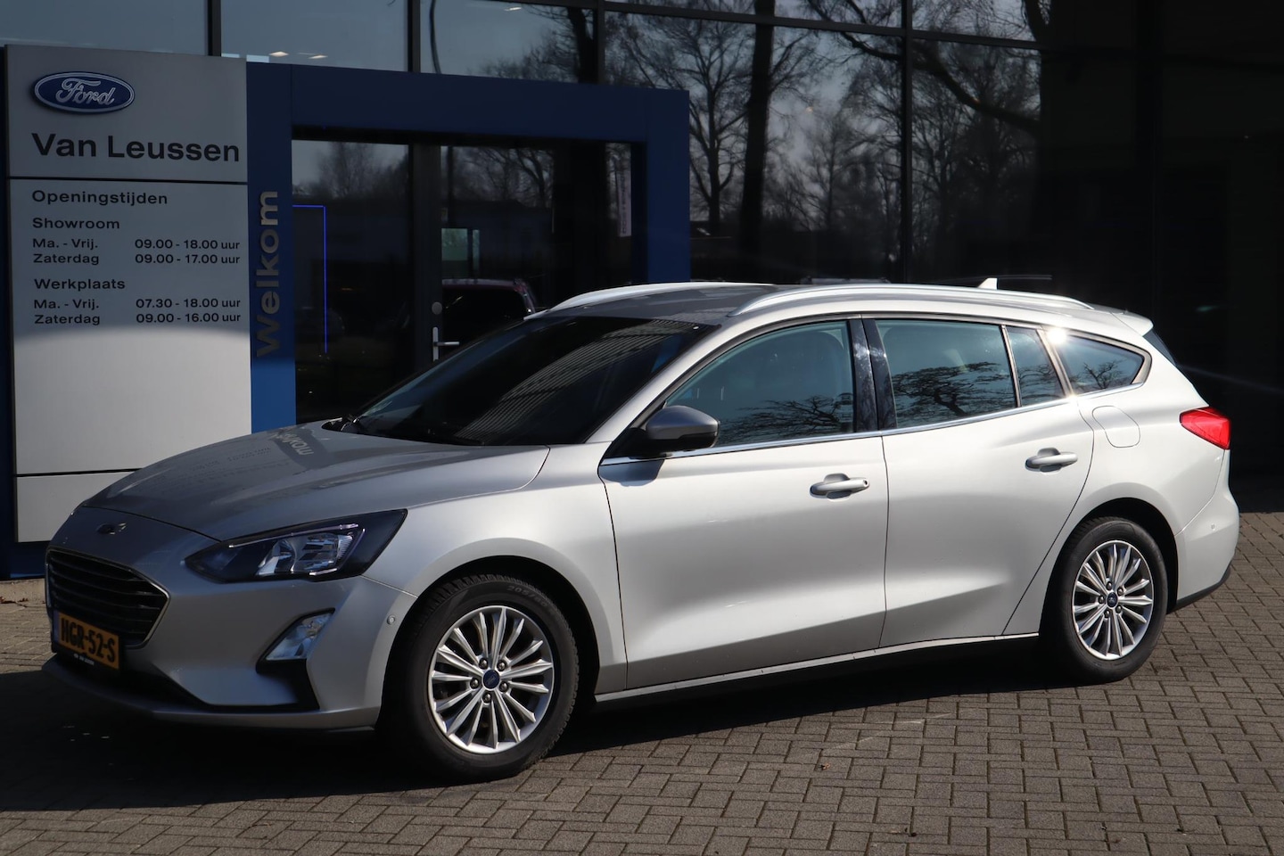 Ford Focus Wagon - 125PK HYBRID TITANIUM APPLE/ANDROID CAMERA P-SENSOREN KEYLESS BLISS WINTERPACK ALL-SEASON - AutoWereld.nl