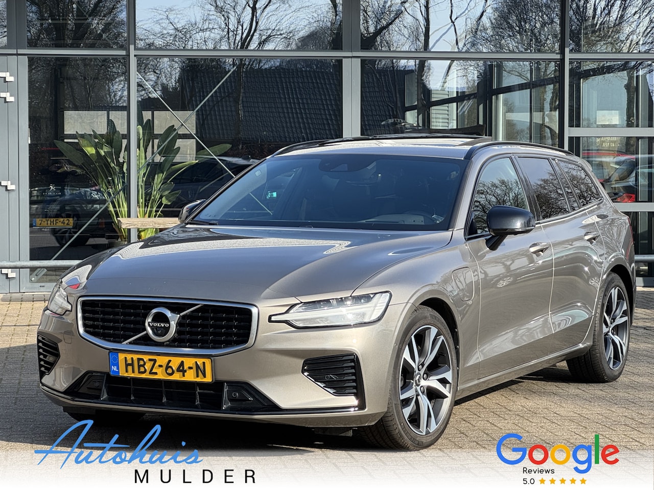 Volvo V60 - 2.0 T8 Twin Engine AWD R-Design/Automaat/Camera/Panoramadak Trekhaak(wegklapbare) - AutoWereld.nl