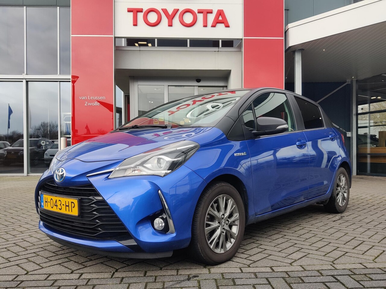 Toyota Yaris - 1.5 HYBRID DYNAMIC APPLE/ANDROID BI-TONE 16"LM-VELGEN KEYLESS BLUETOOTH PRIVACY-GLASS - AutoWereld.nl