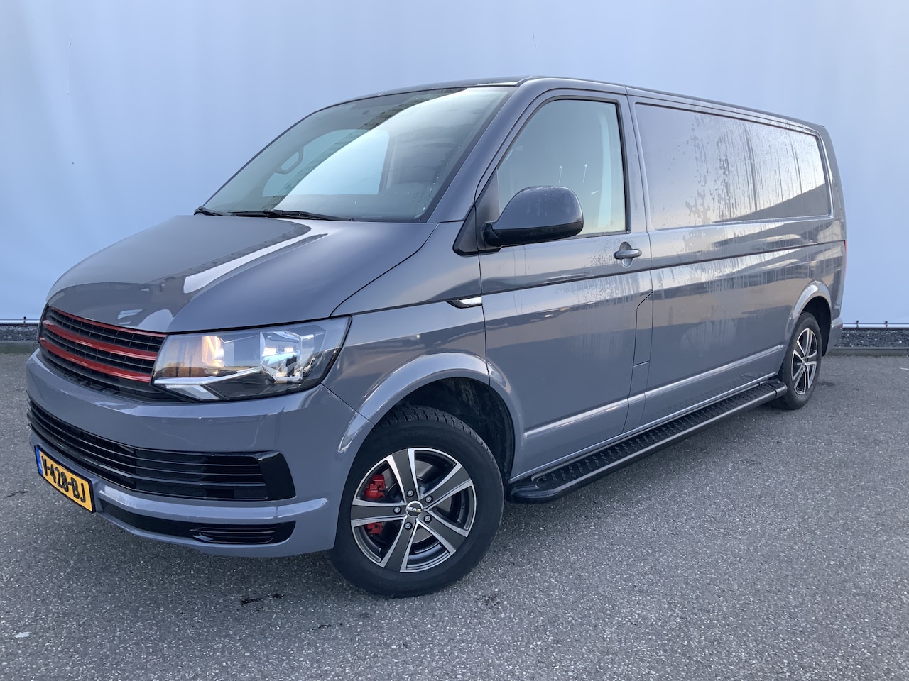 Volkswagen Transporter - 2.0 TDI L2H1 Airco Alu Velg Trekhaak 2500 kg Side Bar .150 pk Camera Euro 6 - AutoWereld.nl