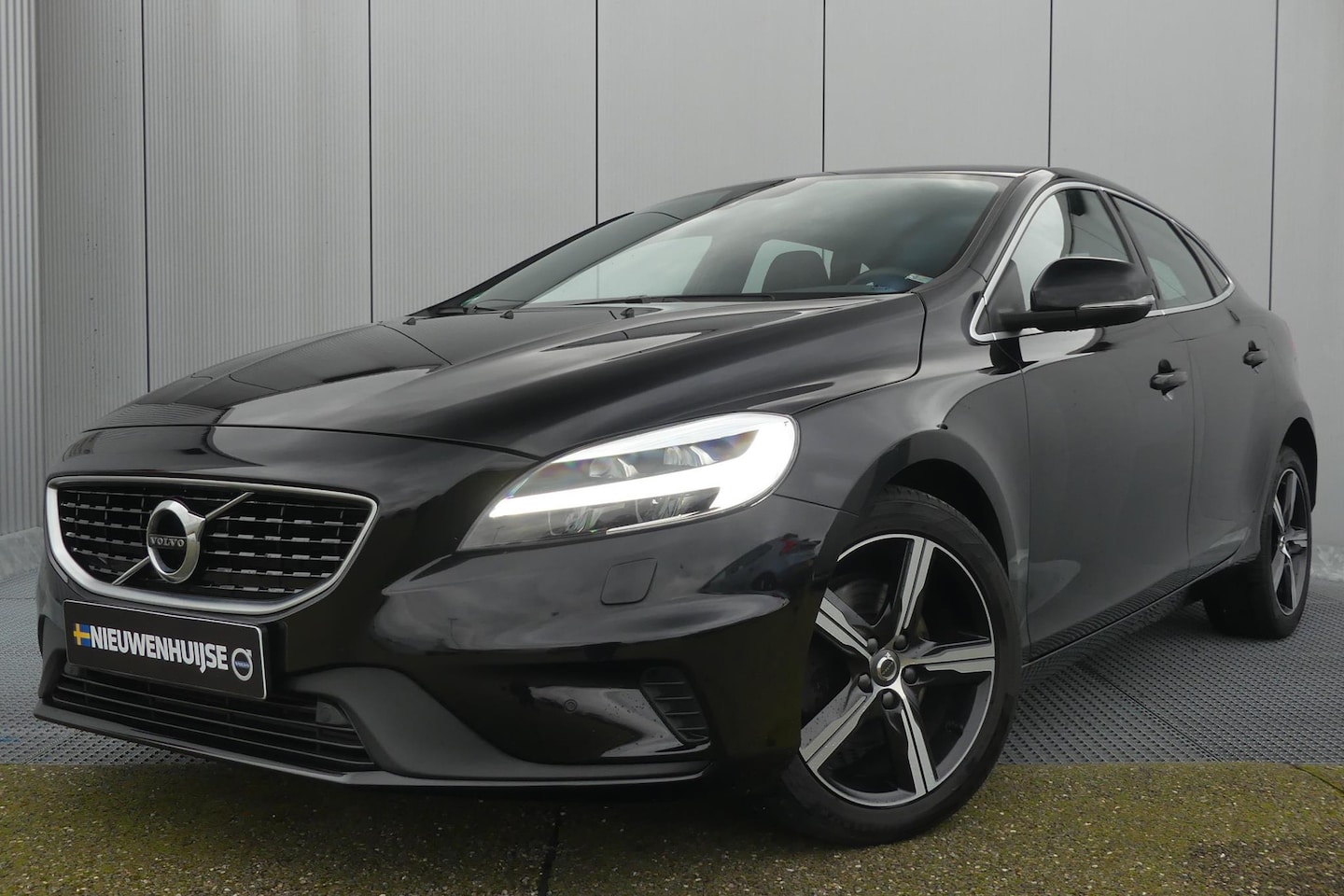 Volvo V40 - T4 190pk R-Design | Trekhaak afneembaar | Stoelverwarming | Camera | Verwarmbare voorruit - AutoWereld.nl