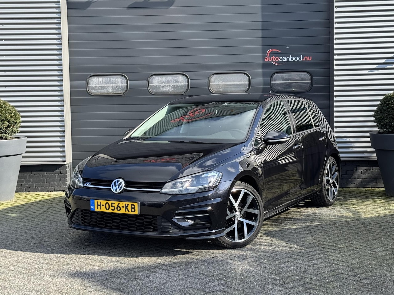 Volkswagen Golf - 1.5 TSI Highline Business R-Line | Navigatie | Camera | Adaptive Cruise Control | Lane Ass - AutoWereld.nl