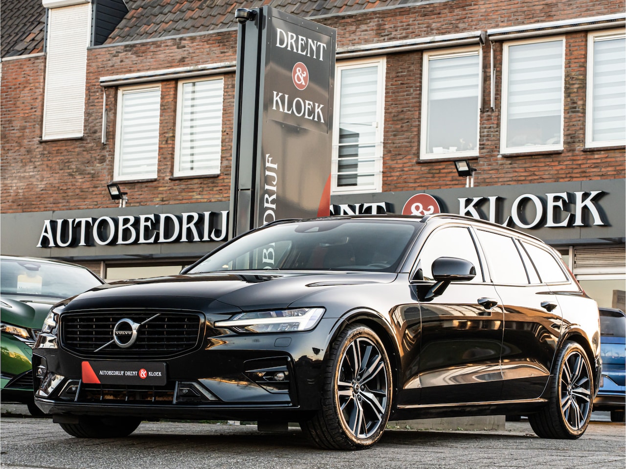 Volvo V60 - 2.0 B5 R-Design PANO 19 INCH HARMON KARDON LEDER LED CAMERA ADAP CRUISE BOMVOL!! - AutoWereld.nl