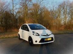 Toyota Aygo - 1.0 VVT-i Now . 5 Deurs . Airco . Elec ramen . weing km . enz