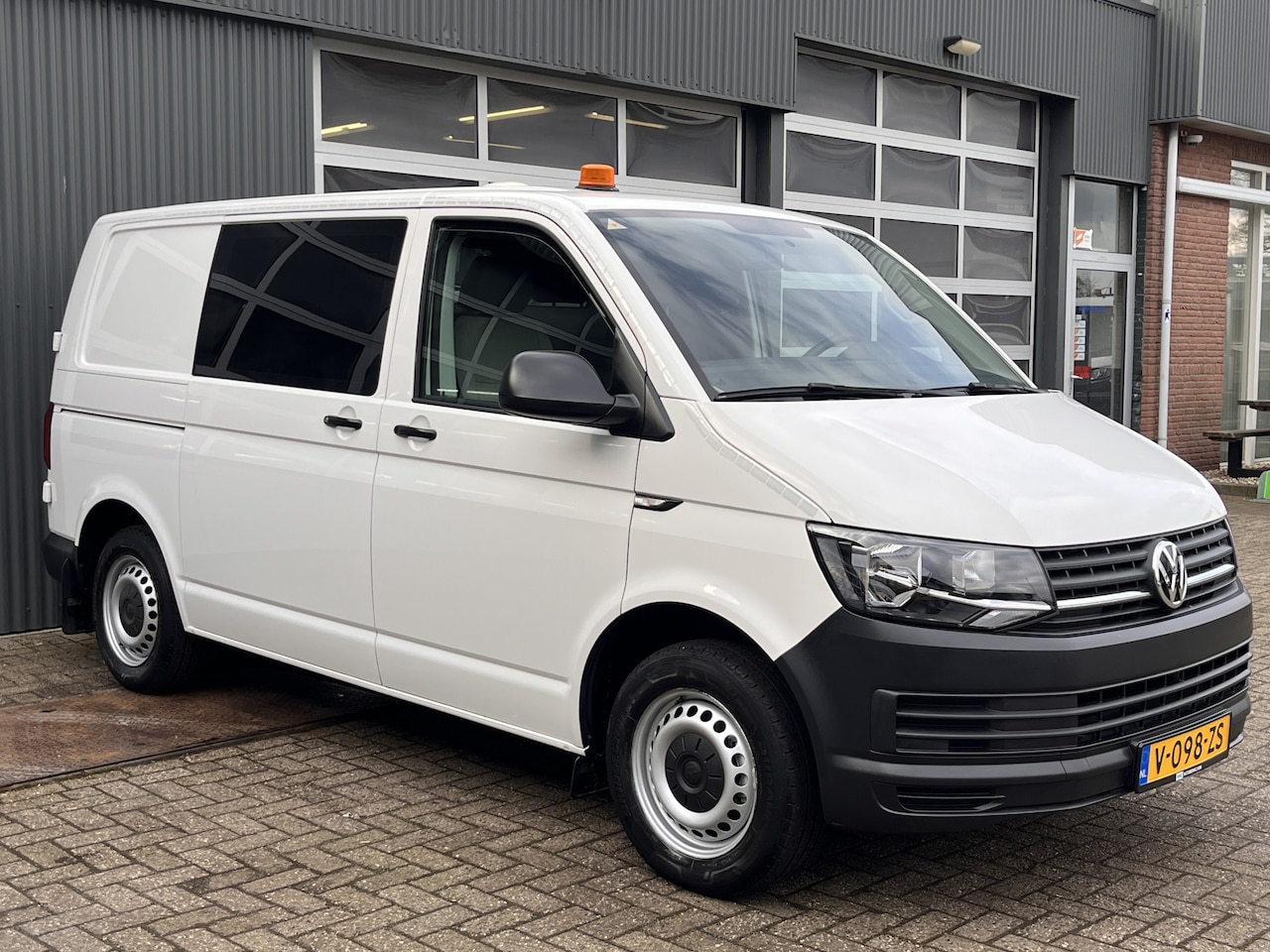 Volkswagen Transporter - 2.0 TDI L1H1 Airco Cruise controle Trekhaak 2200kg Kastinrichting Omvormer Standkachel Tel - AutoWereld.nl