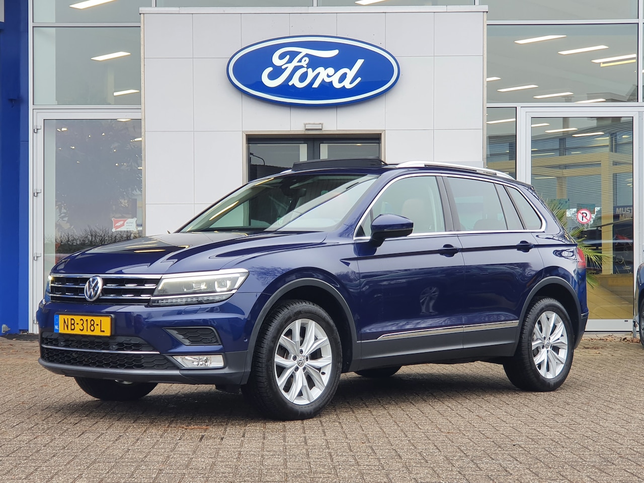 Volkswagen Tiguan - 2.0 TDI Aut. 4Motion 2500KG Trekgewicht Panoramadak | Leder | Trekhaak - AutoWereld.nl