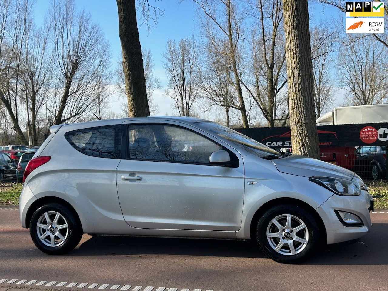 Hyundai i20 - 1.2i First Edition AIRCO!APK!ZUINIG!LM VELGEN! - AutoWereld.nl