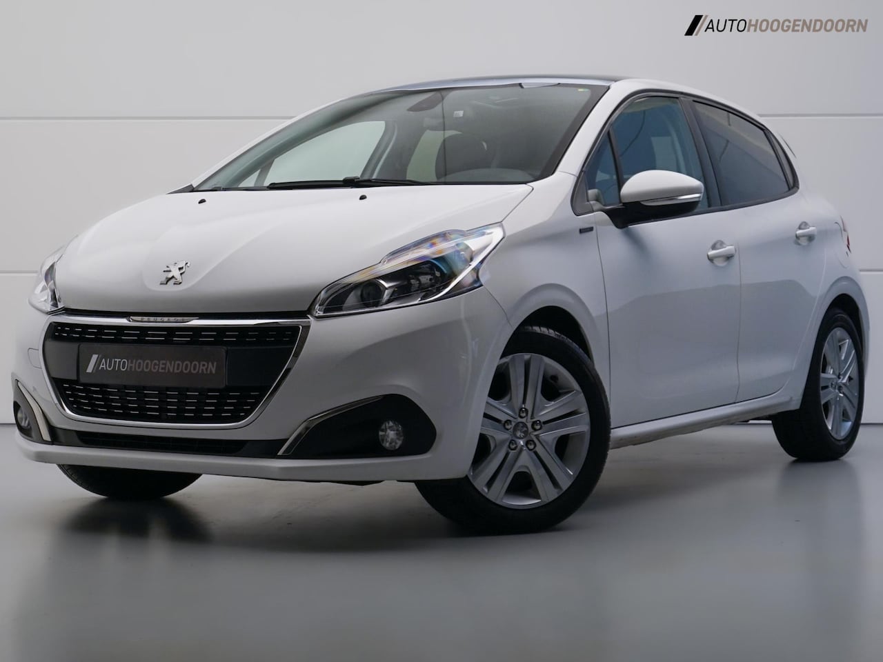 Peugeot 208 - 1.2 PureTech Signature (APPLE CARPLAY,LED,VERLICHTING,PANORAMA,STOELVERWARMING,PARKEERSENS - AutoWereld.nl