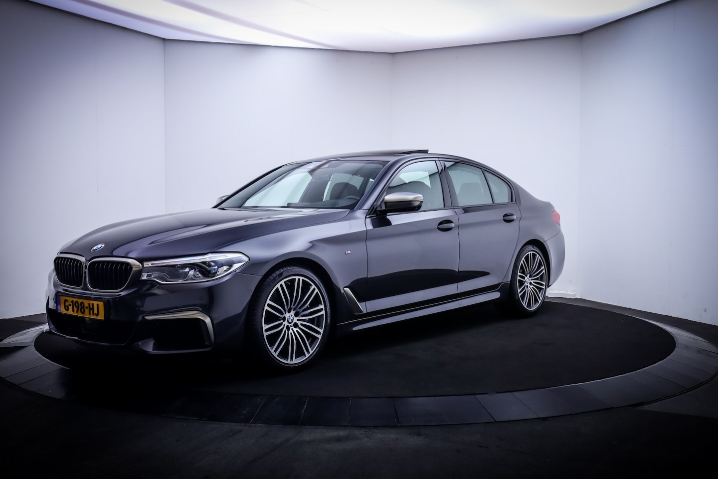 BMW 5-serie - M550i xDrive High Executive ORG NL! SCHUIFDAK/HARMAN KARDON/360 CAM/HEAD UP/ACC/MEMORY/LED - AutoWereld.nl