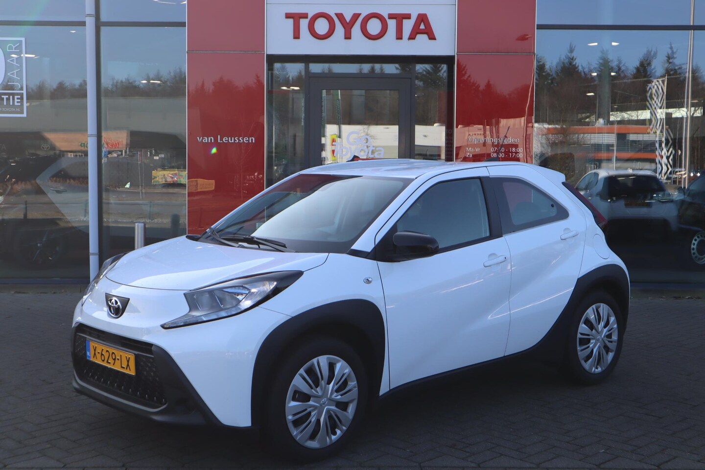 Toyota Aygo X - PLAY NL-AUTO AIRCO PARKEERCAMERA AD-CRUISE APPLE/ANDROID - AutoWereld.nl