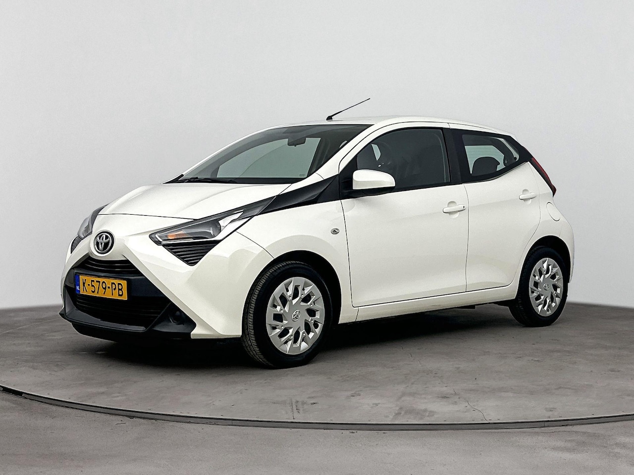 Toyota Aygo - 1.0 VVT-i x-play APPLE CARPLAY / ANDROID AUTO - AutoWereld.nl