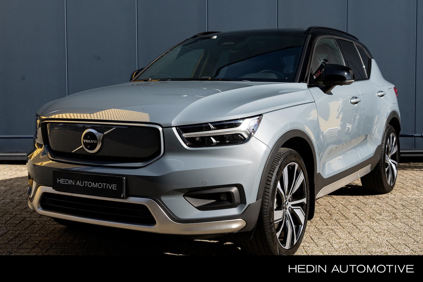 Volvo XC40 - Recharge P8 AWD R-Design | Trekhaak | Panoramadak | Elektrische voorstoelen - AutoWereld.nl