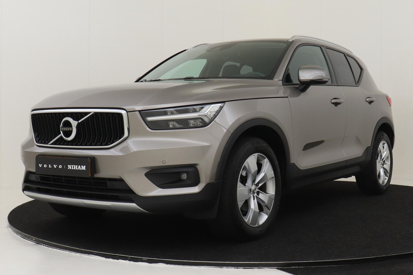 Volvo XC40 - T3 AUT. MOMENTUM PRO -BLIS|CAMERA|CLIMATE|KEY-LESS|CARPLAY - AutoWereld.nl