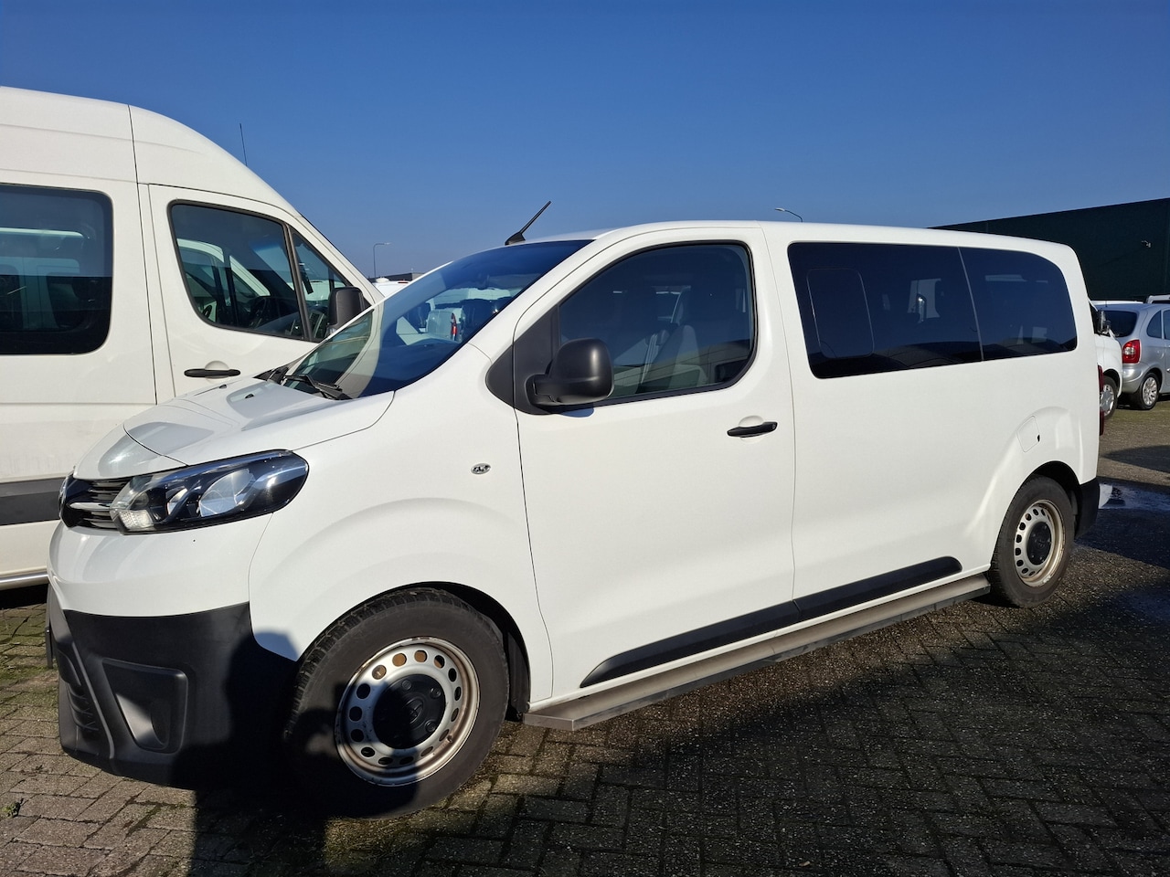 Toyota ProAce Shuttle - 1.5 D-4D MOTOR KAPOT 11950.- INCL BTW 9-PERSOONS 102PK - AutoWereld.nl